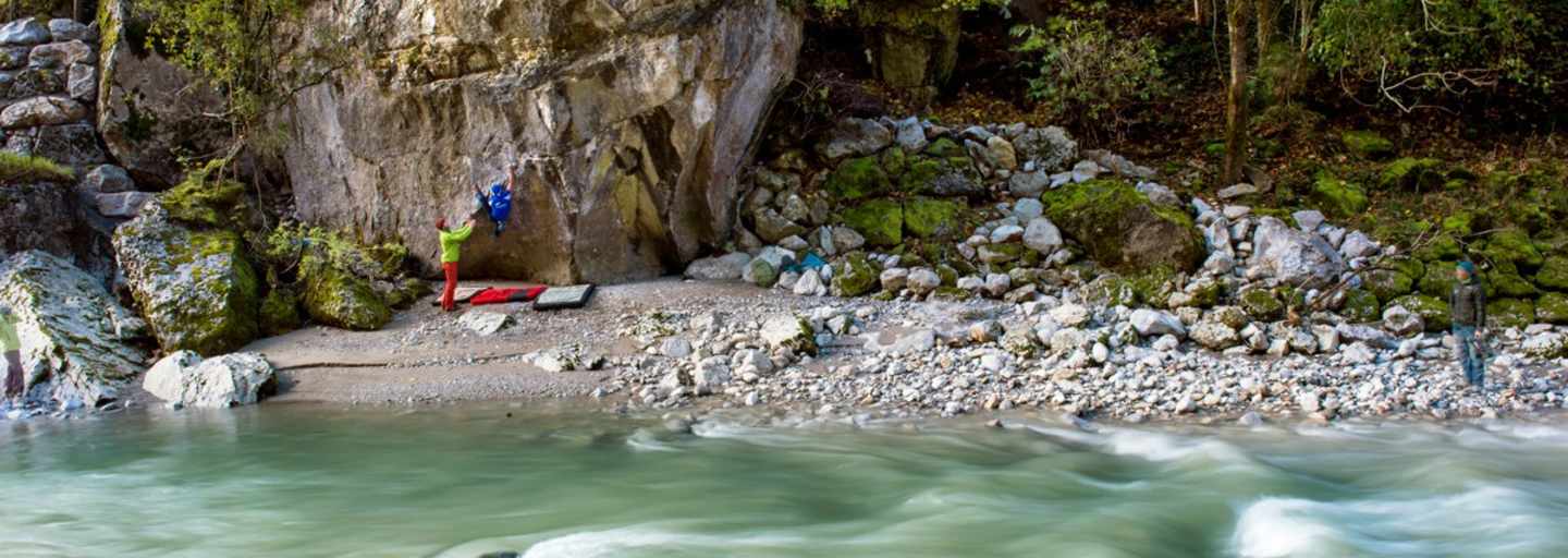 In den Bouldergebieten Fuchsloch und Bach bouldert es sich dank der kühlen Saalach selbst im Sommer hervorragend