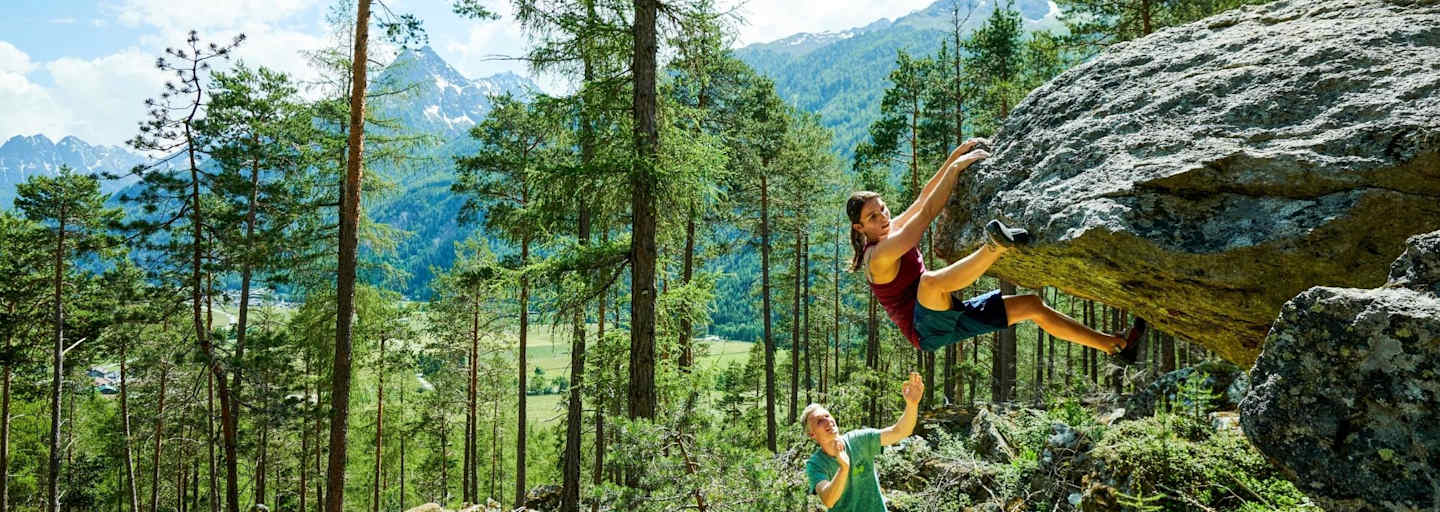 Babsi Bacher klettert einen Überhang