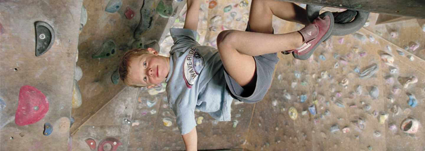 Abhängen wie die Großen: Klettertraining in der Halle zahlt sich später einmal aus