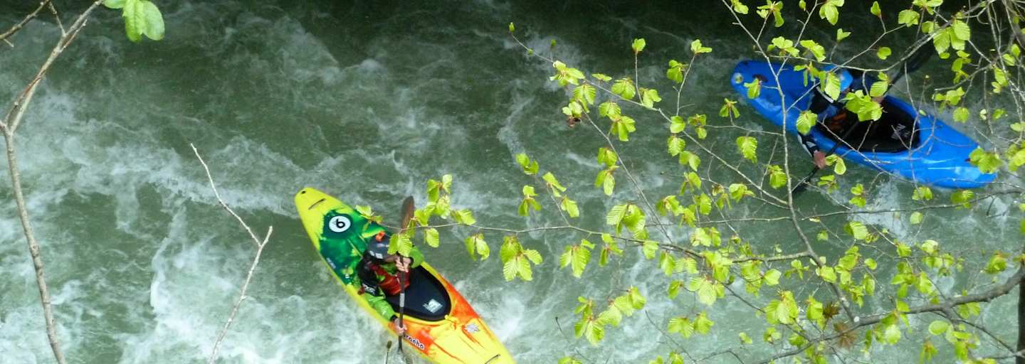 Mit dem Kajak auf wildem Wasser.