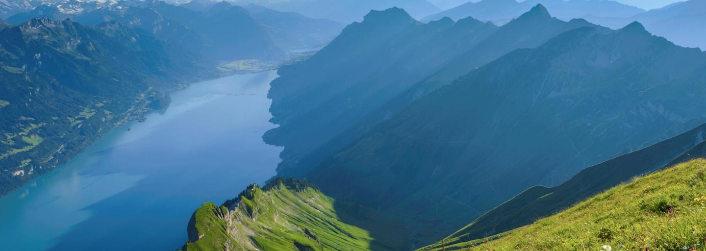 Berner Alpen: Blick auf den Brienzersee im Kanton Bern