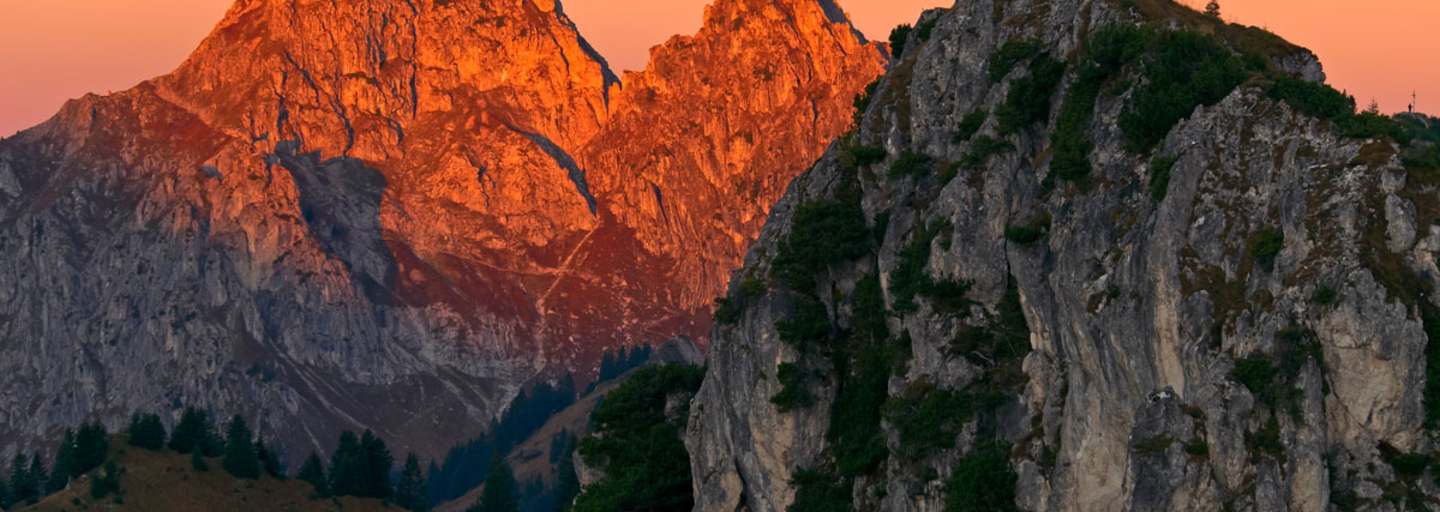 Blick vom Teufelstättkopf auf die Große Klammspitze (1.924 m) links und den Brunnenkopf (1.718 m) rechts in den Ammergauer Alpen 