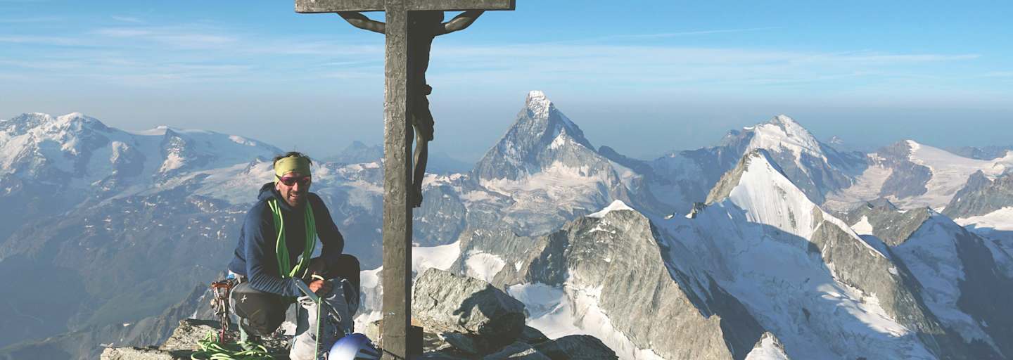 Christoph Hüthmair am Gipfel des Zinalrothorn (4.221 m) in den Walliser Alpen