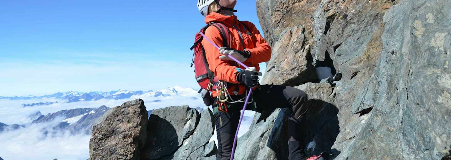 Roman Dirnböck ist seit über 30 Jahren als Bergführer tätig. Unterwegs am Stüdlgrat zum Gipfel des Großglockner (3.798 m)