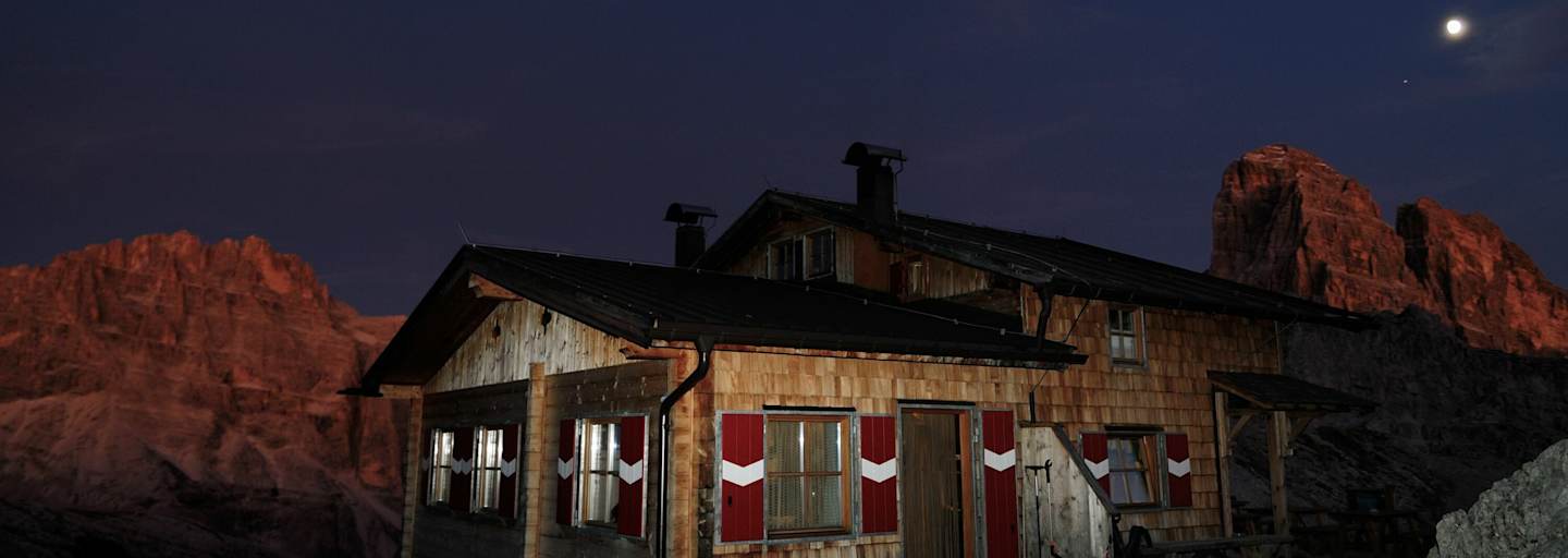 Büllelejochhütte in den Dolomiten in Südtirol bei Nacht