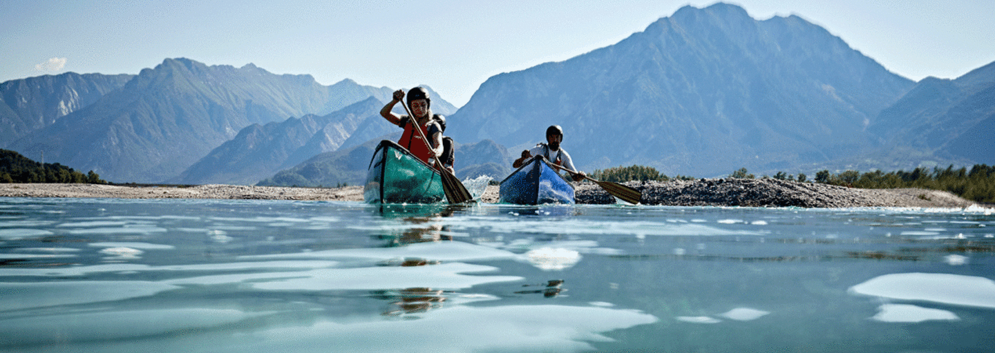 Per Kanu erkundet sich der Tagliamento am besten. Im Hintergrund erheben sich die Julischen Voralpen.