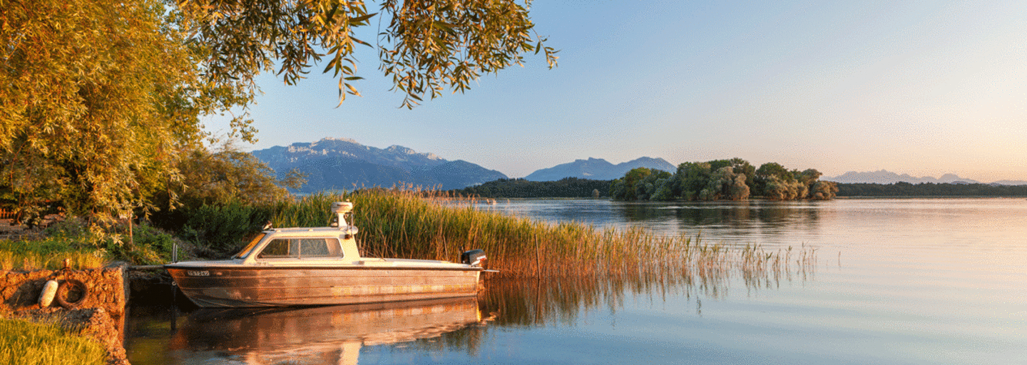 Campen am bayerischen Chiemsee mit den Chiemgauer Alpen und der Fraueninsel im Hintergrund