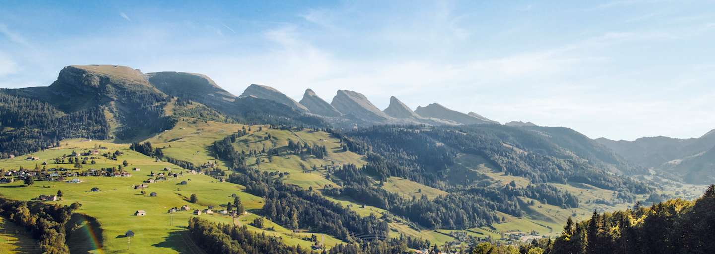 Die sieben Berge bei strahlendem Sonnenschein.