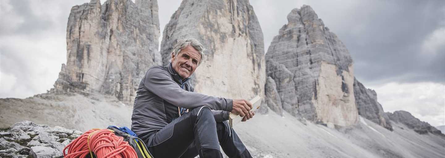 Peter Habeler vor den Drei Zinnen