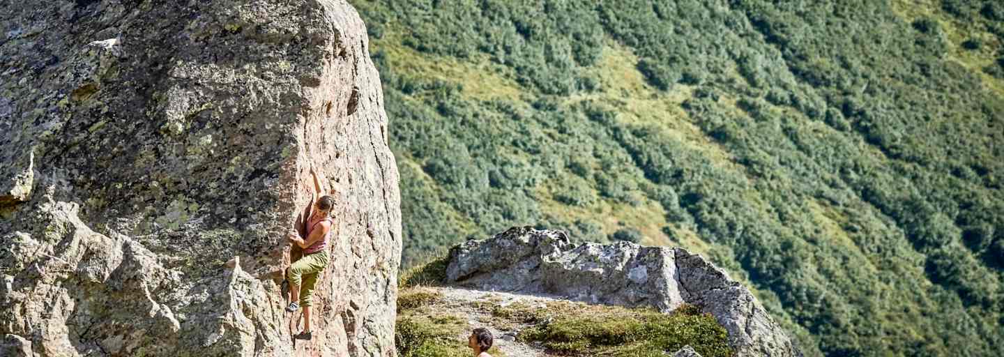 Kletterer beim Bouldern.