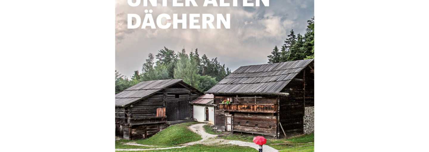 Cover: Bildband „Tirol unter alten Dächern“ (Museum Tiroler Bauernhöfe)