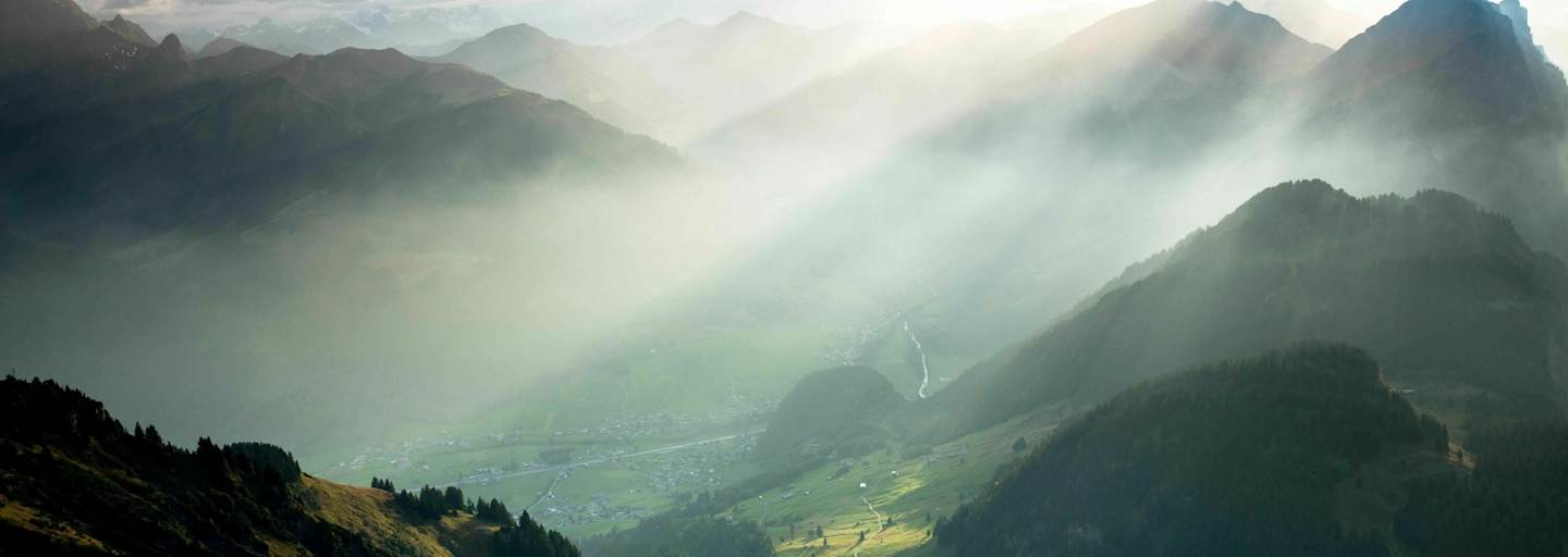 Blick über Damüls und den Diedamskopf (2.090 m) in Vorarlberg