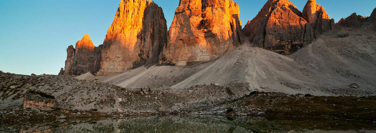Die Drei Zinnen im sanften Abendrot in den Südtiroler Dolomiten