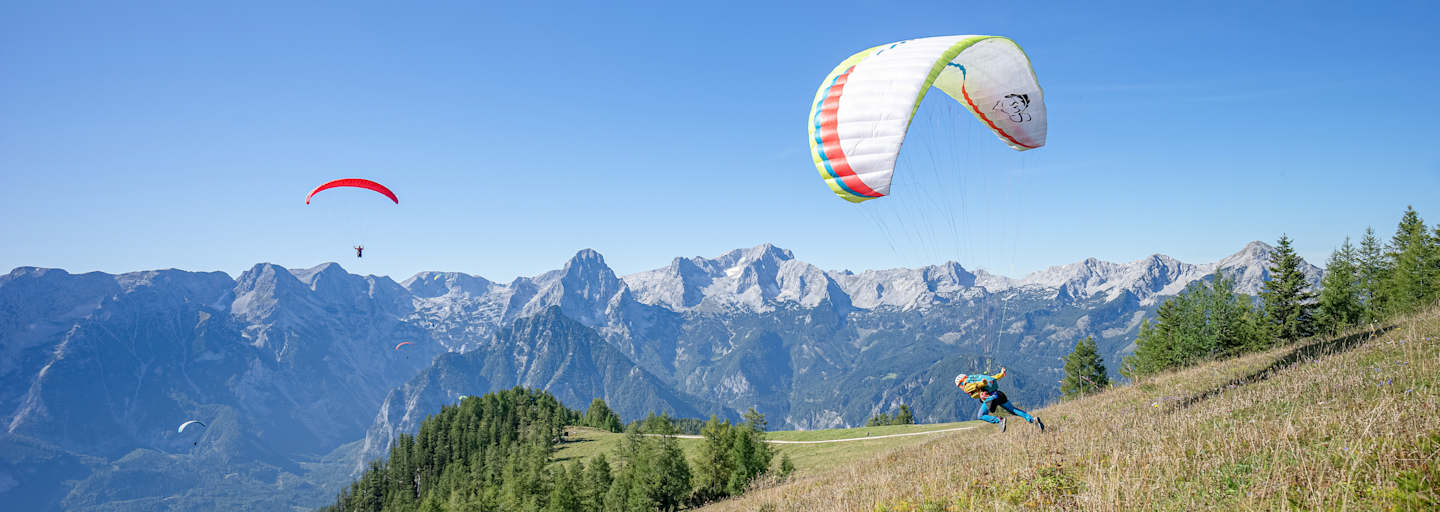 Paragleiter beim Start, Bergkulisse