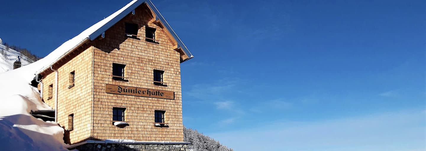 Die auf 1.495 m gelegene Dümlerhütte ist ein idealer Ausgangspunkt für zahlreiche Skitourenvarianten in der Phyrn-Priel-Region