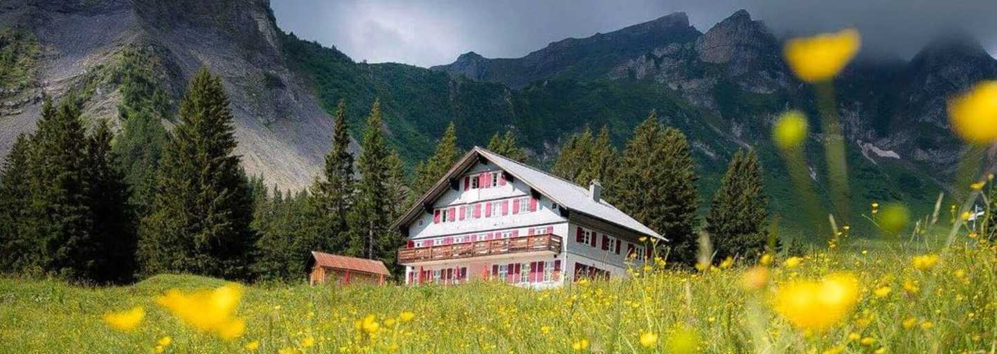 Alpengasthaus Edelweiß am Fuße der Kanisfluh in Vorarlberg