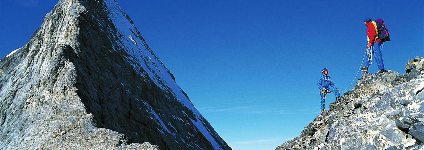 Bergsteiger am Mittellegigrat des Eigers in den Berner Alpen