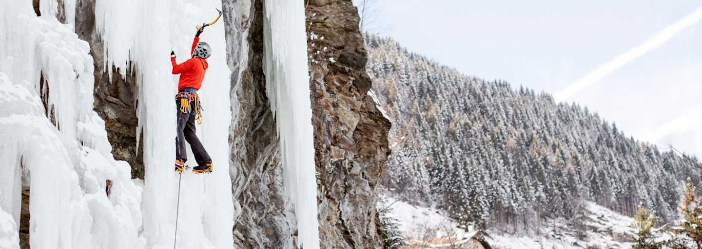 Ein Kletterer beim bezwingen der Eiswand.