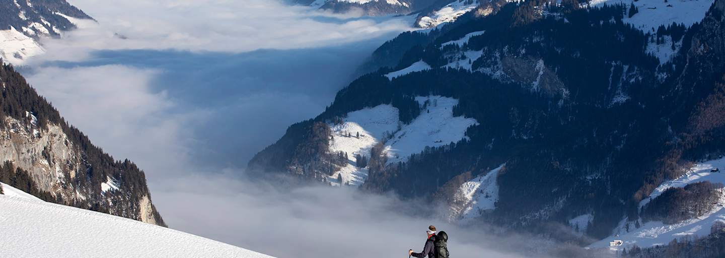 Beim Aufstieg zum Salistock (1.896 m) ruht der Blick auf dem dicken Nebelmeer, das sich über das Engelbergertal gelegt hat