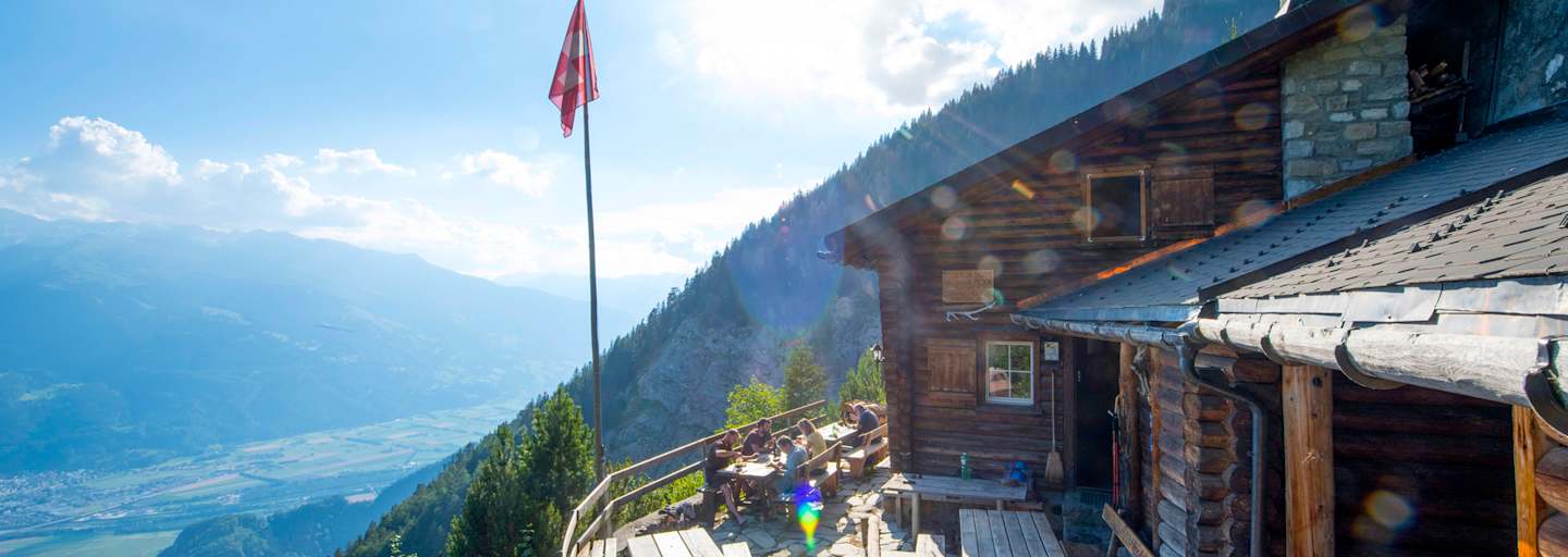 Hoch oben am Berg liegt die Enderlinhütte.