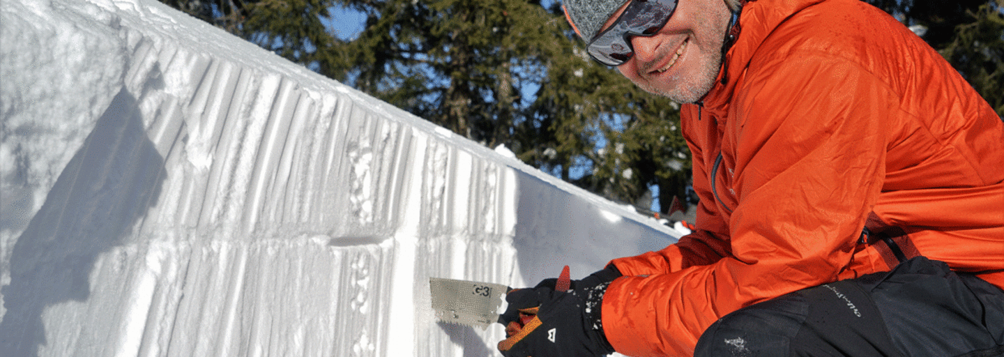 Ein Blick in die Schneedecke kann die Beurteilung der Lawinengefahr erleichtern