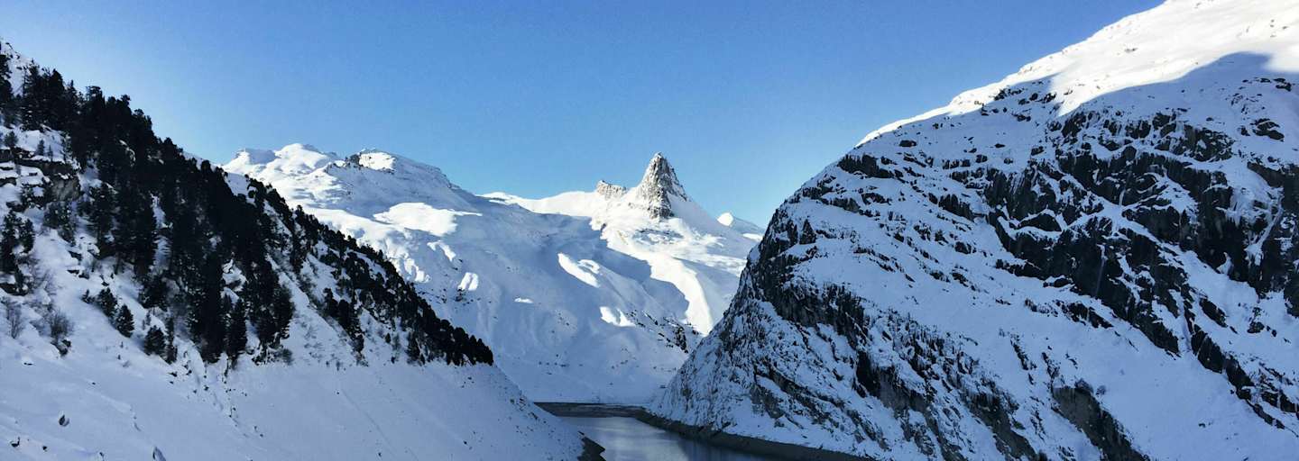 Skitour aufs Fanellhorn: Blick in die winterlichen Adula Alpen im Valsertal