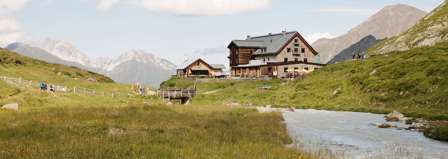 Die Franz-Senn-Hütte in den Stubaier Alpen