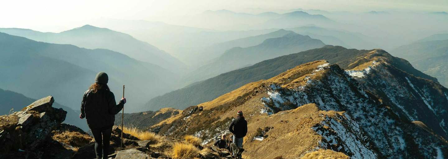 Der Natur entgegen wandern und Erlebnisse miteinander teilen, Walliser Alpen, Schweiz