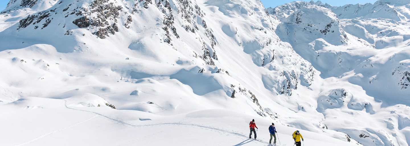 Drei Schitourengeher am Berg