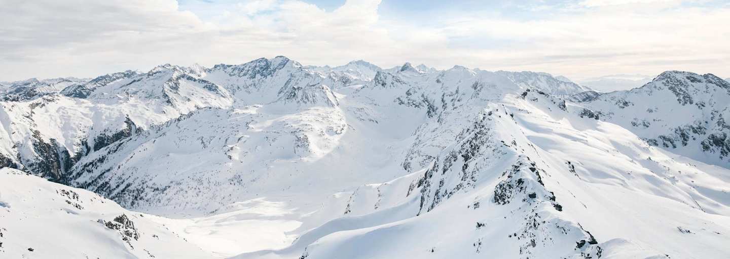 Ein Blick in die schneebedeckten Hohen Tauern
