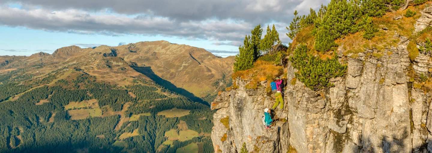 Blick auf die Kletterer auf der herbstlichen "Rasante Kante"