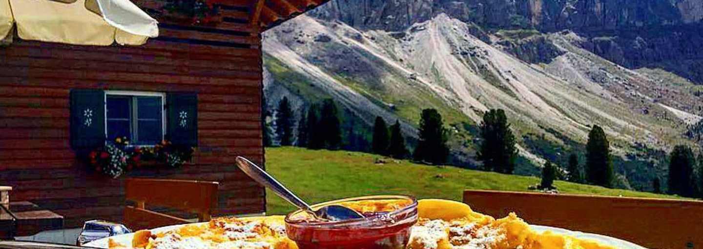 Kaiserschmarrn auf der Gschnagenhardt Alm in den Dolomiten in Südtirol