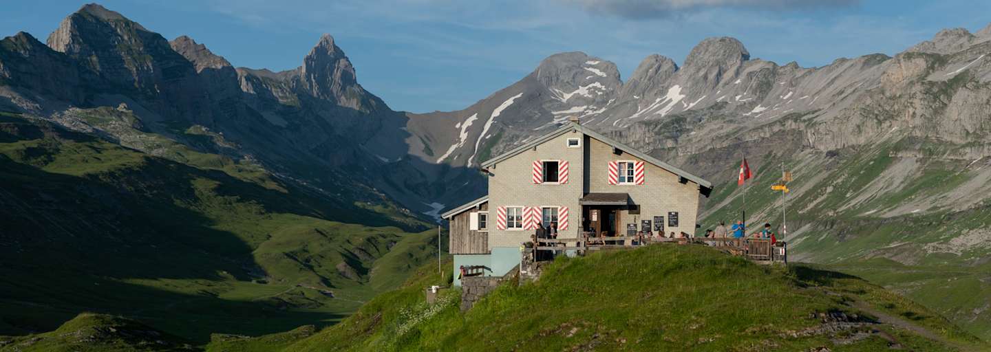 Die Glattalphütte umgeben von den Gipfeln der Glarner und Schwyzer Alpen