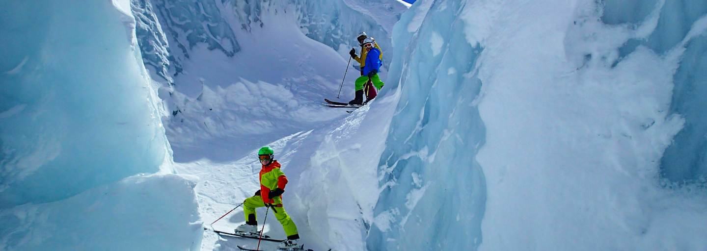 Gletscherabfahrt: Kinder auf Skiern am Gletscher