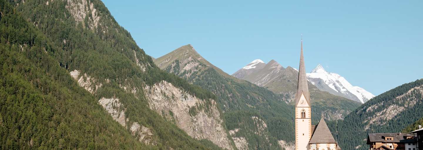 Der Großglockner (3.978m) im Hintergrund, die Pfarrkirche in Heiligenblut im Vordergrund