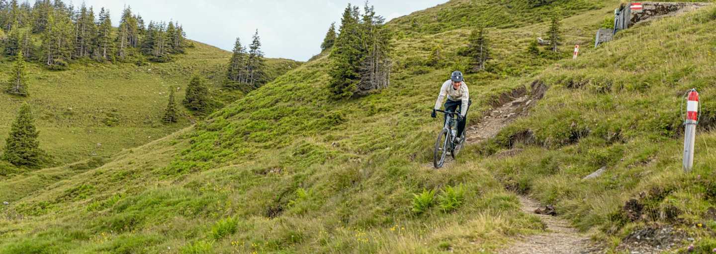Ein Radfahrer auf dem Weg zum Tal.