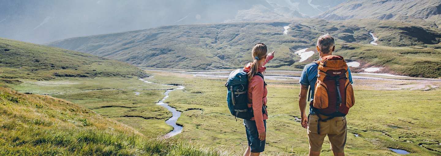 Zwei Wanderer begutachten das Panorama.