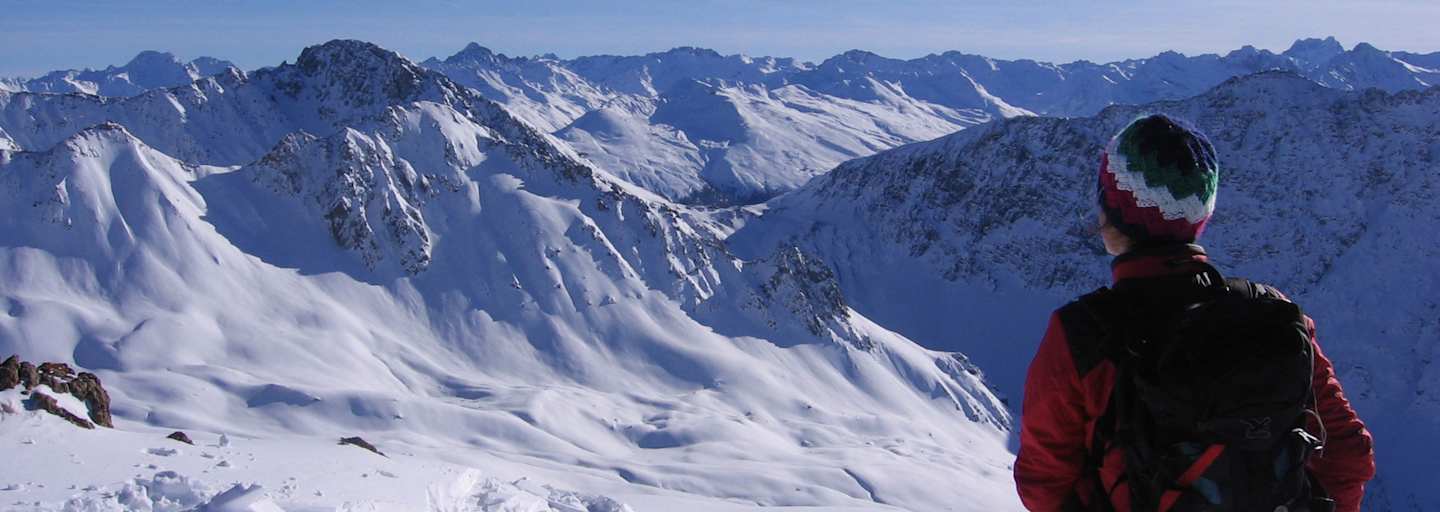 Haupter Tälli: Skitourengeherin in den Bündner Plessur-Alpen rund um Arosa