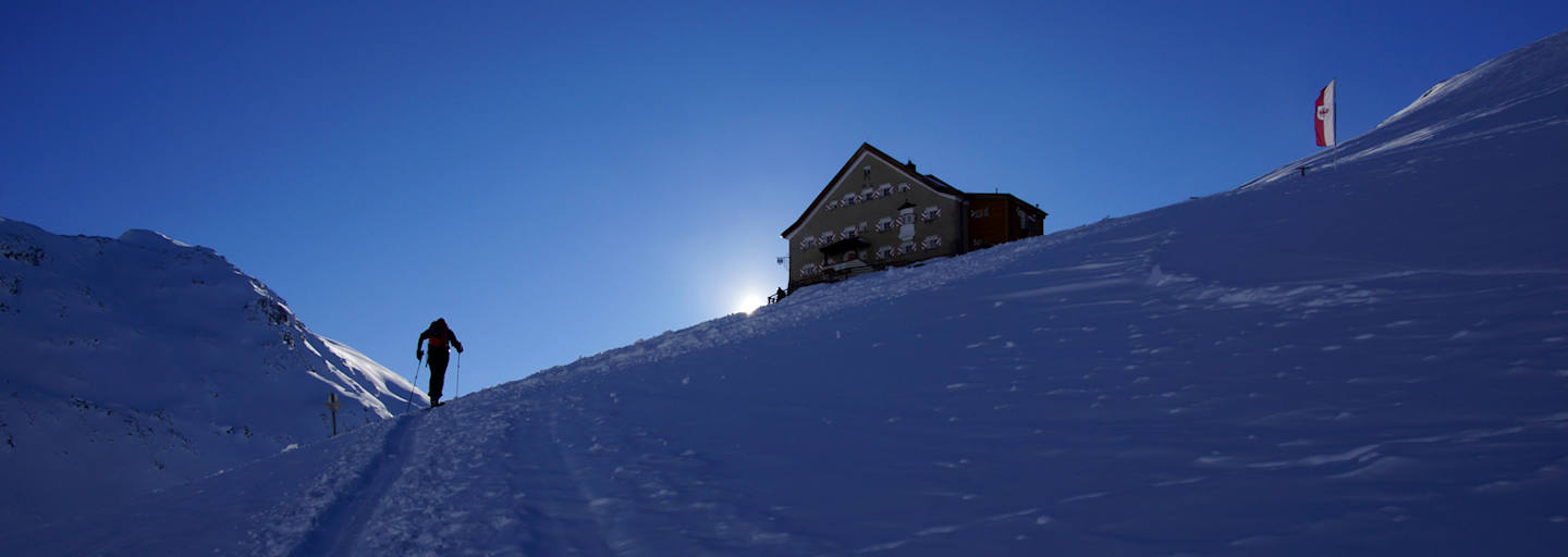 Das Hochjoch Hospiz im hintersten Rofental in den Ötztaler Alpen auf 2413 Meter ist ein Traumhafter Stützpunkt für herrliche Skitouren.