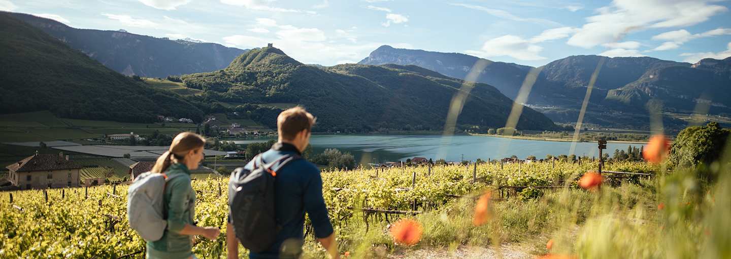 Mit seinem mediterranen Frühling lädt das belebte Weindorf Kaltern am See bereits Mitte März zu Wanderungen in den Weinbergen ein.