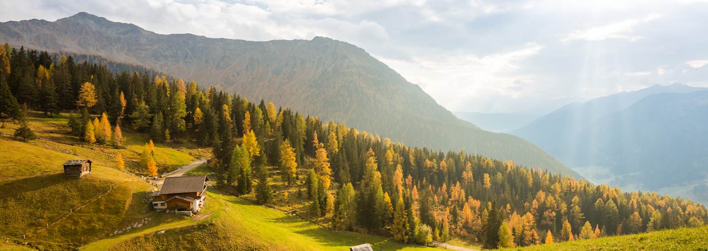 Herbst im Gsiesertal, Blick auf Almen und Bergen, goldenes Licht