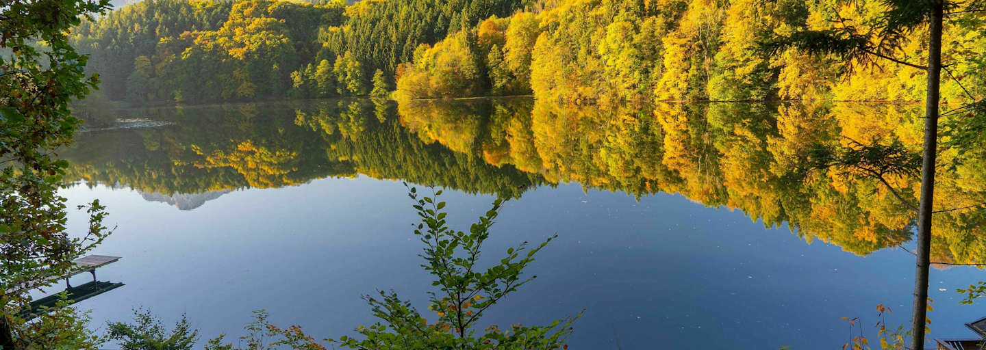 Herbst am Höglwörther See im Rupertiwinkel mit den Gipfeln des Hochstaufen und Zwiesel im Hintergrund