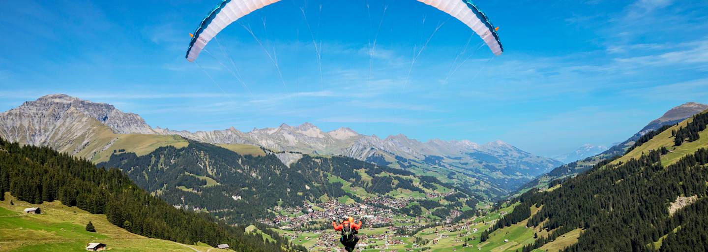 Chrigel Maurer gleitet in luftiger Höhe.