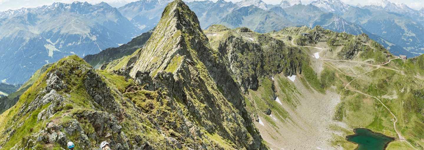 Bergsteiger beim überqueren des Grat. 