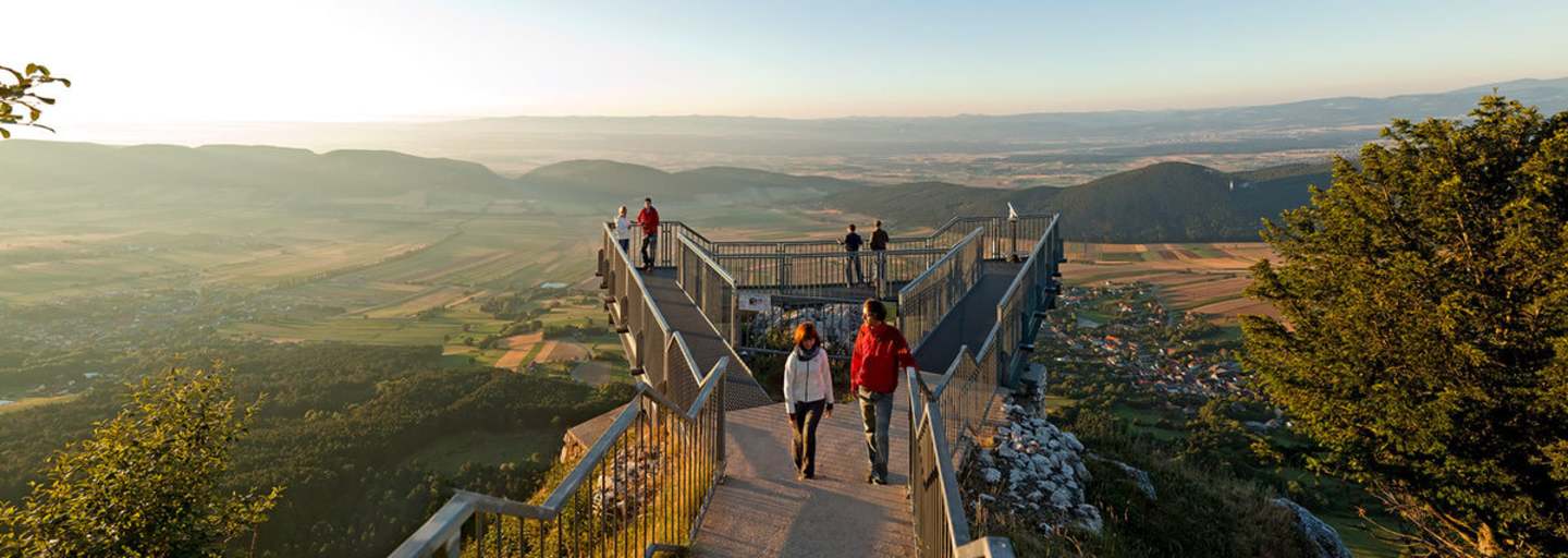 Der Skywalk auf der Hohen Wand (1.132 m) bietet einen atemberaubenden Ausblick über die Region Bucklige Welt