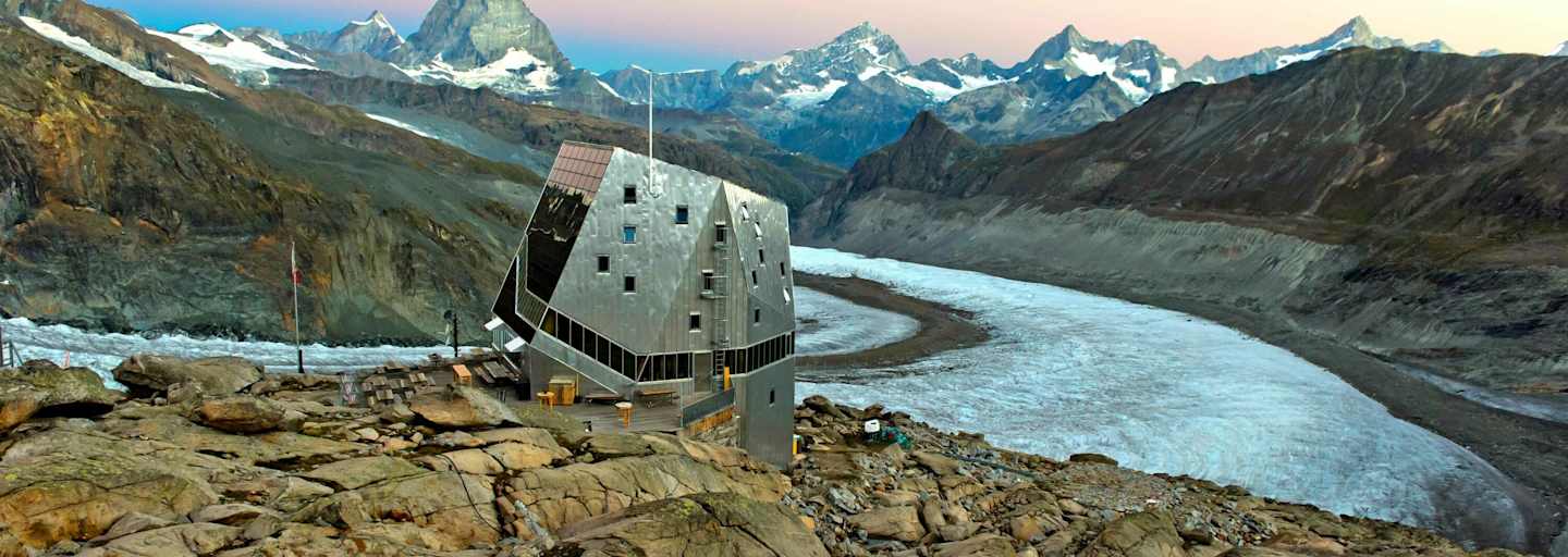 Eine von 8 Hütten, die man unbedingt einmal gesehen haben sollte: Die Monte Rosa Hütte in Zermatt mit dem Matterhorn im Hintergrund