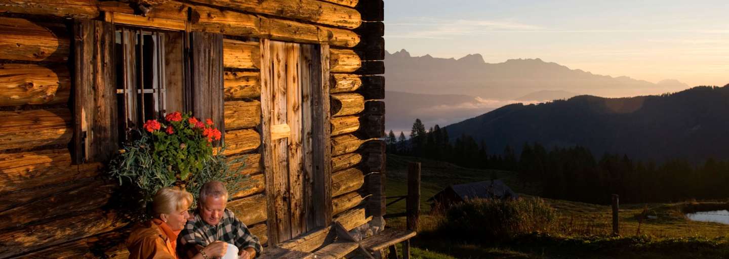 Brotzeit vor der Hütte