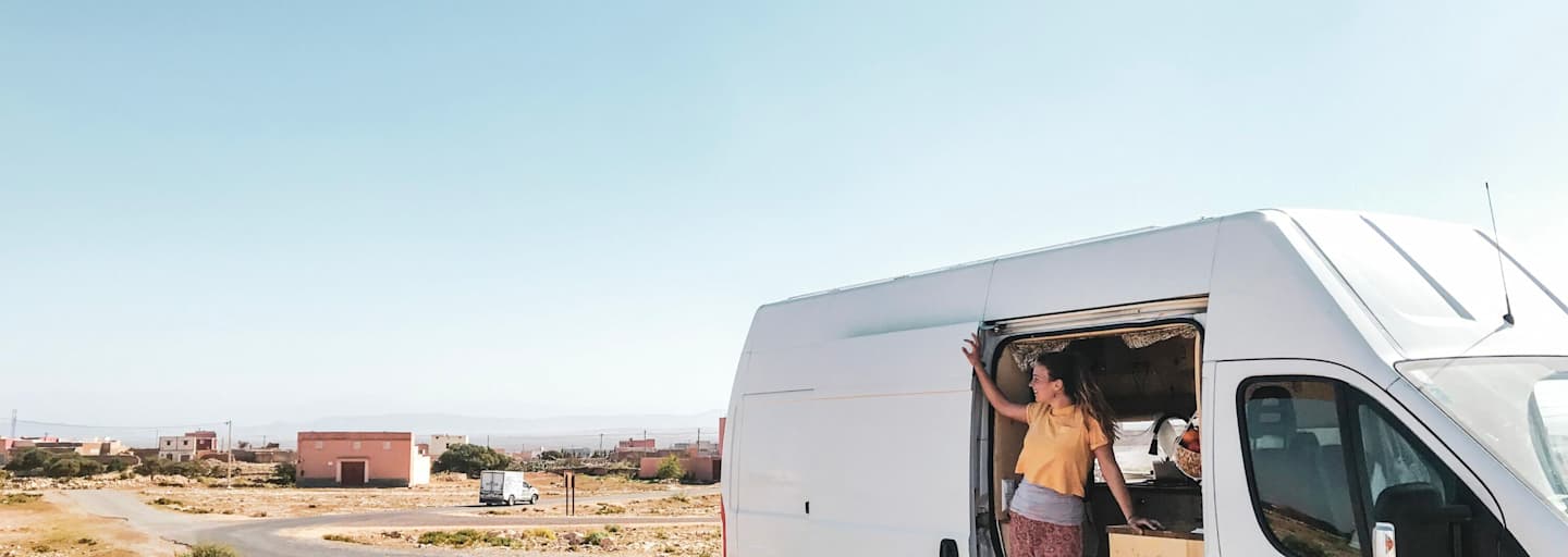 Laura in ihrem Zuhause auf vier Rädern