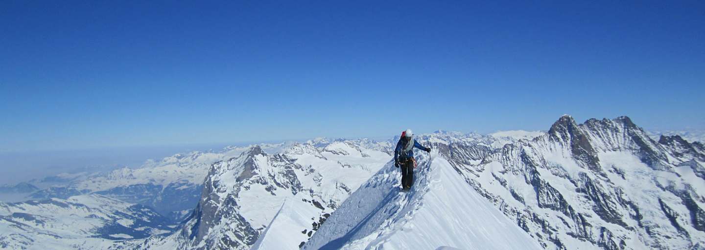 Simon Messner beim Bergsteigen am Gipfelgrat des Eiger
