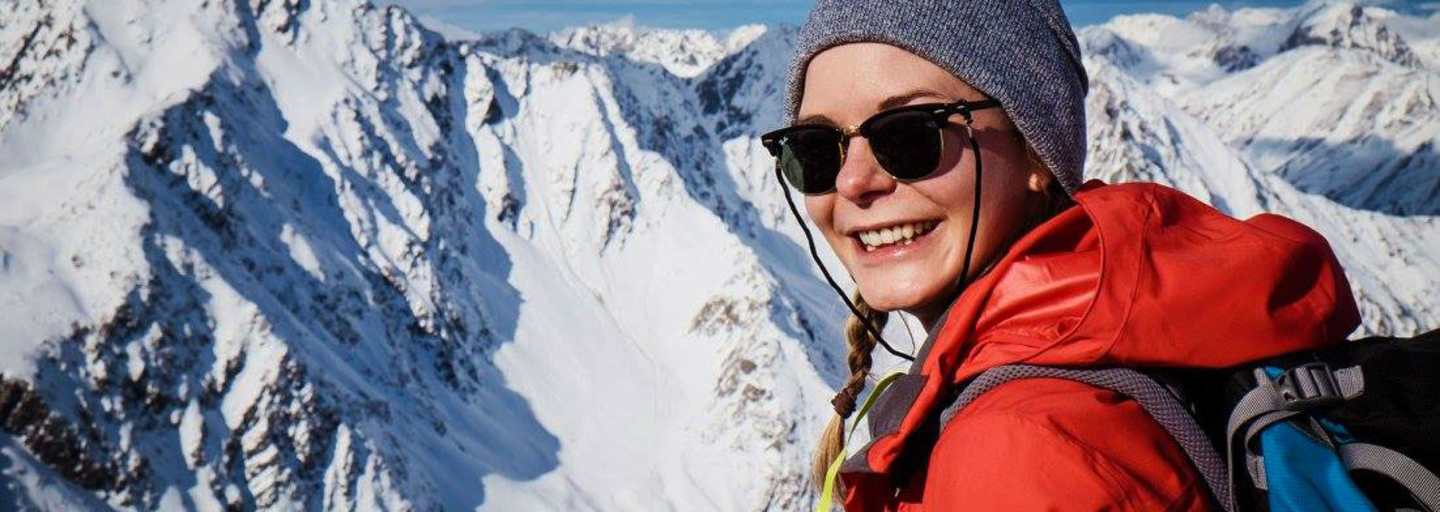 Bergwelten-Redakteurin Ina am Gipfel der Lampsenspitze in Tirol